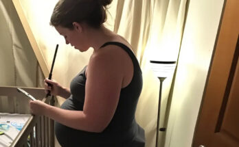 A pregnant woman assembling a crib | Source: Amomama