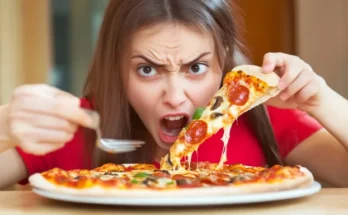 A woman eating pizza | Source: Amomama