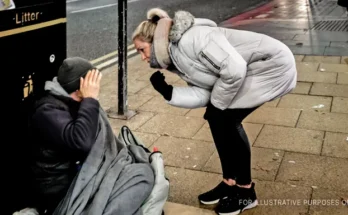 Middle-aged woman staring at a beggar on the street. | Source: Flickr/Ian Livesey (Public Domain)