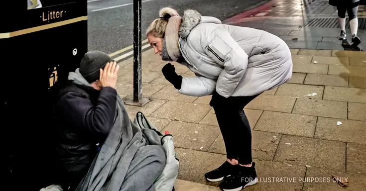 Middle-aged woman staring at a beggar on the street. | Source: Flickr/Ian Livesey (Public Domain)