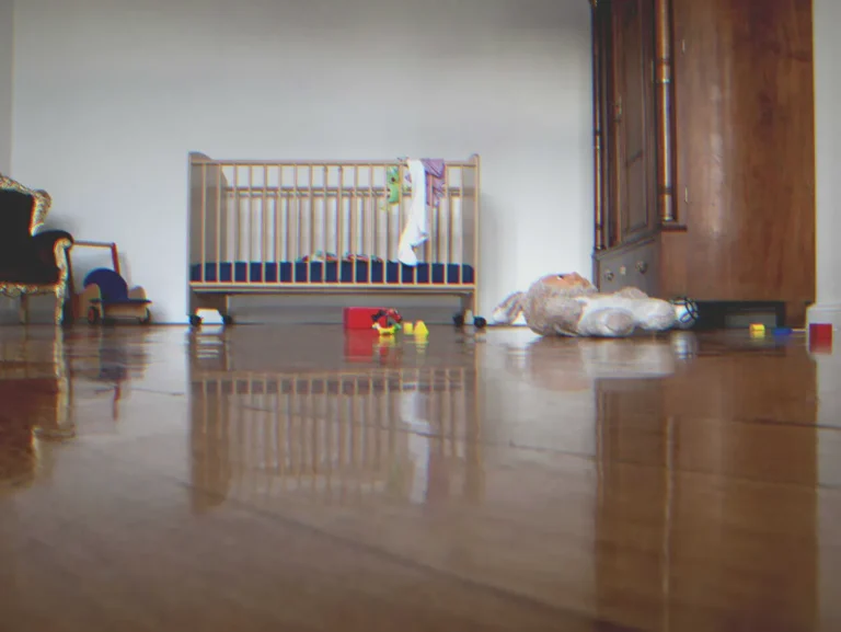 A baby cot in an empty room | Source: Getty Images