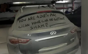 A message on a car's rear windshield | Source: Amomama