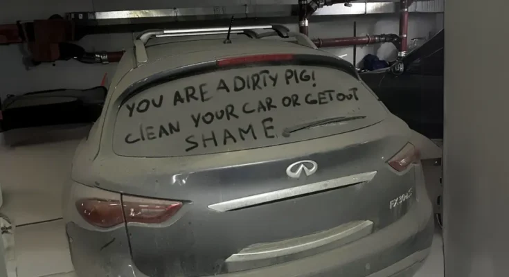 A message on a car's rear windshield | Source: Amomama