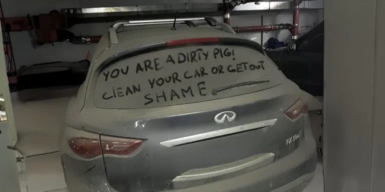 A message on a car's rear windshield | Source: Amomama