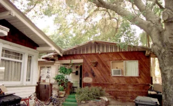 The tiny house, 1998 | Source: Getty Images