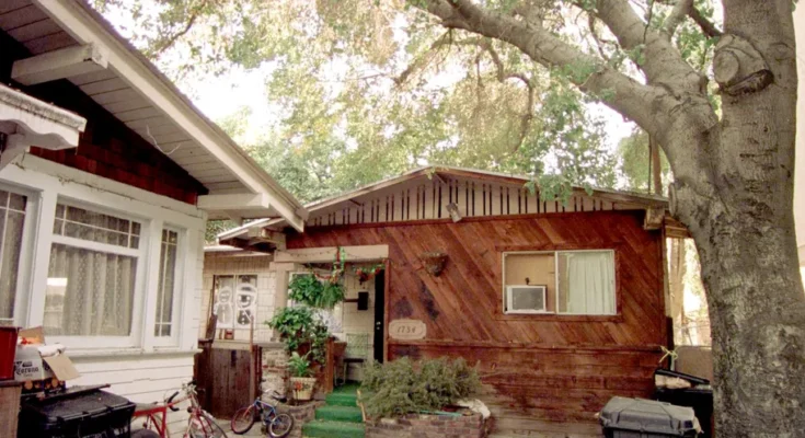 The tiny house, 1998 | Source: Getty Images