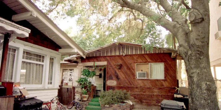 The tiny house, 1998 | Source: Getty Images