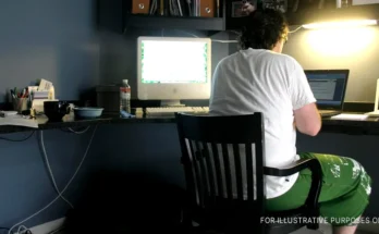 A man using a laptop at home | Source: Flickr/ishane/CC BY 2.0