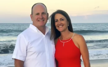 A smiling couple against the backdrop of the sea | Source: AmoMama