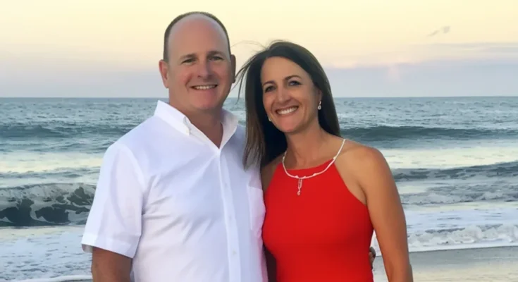 A smiling couple against the backdrop of the sea | Source: AmoMama