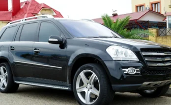 A black SUV parked on a suburban street | Source: Shutterstock