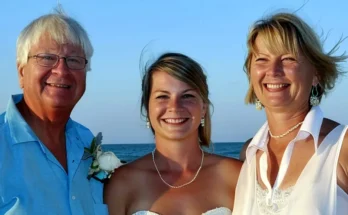 A bride with her parents | Source: Amomama