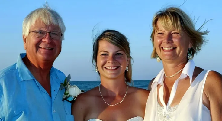 A bride with her parents | Source: Amomama