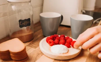 Preparing breakfast | Source: Freepik