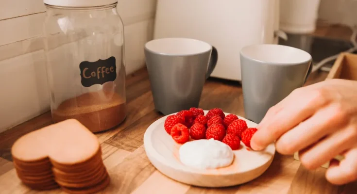 Preparing breakfast | Source: Freepik