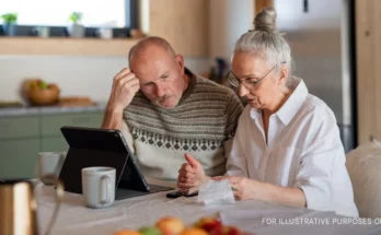 A couple of old persons looking at a tablet | Source: Getty Images