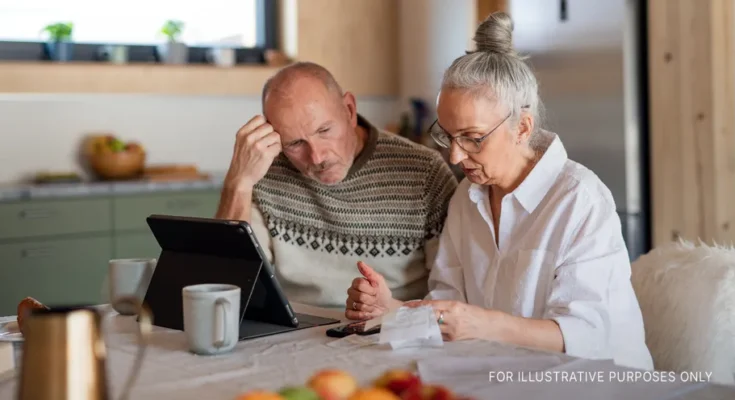 A couple of old persons looking at a tablet | Source: Getty Images