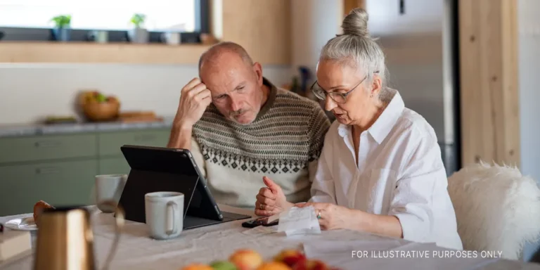 A couple of old persons looking at a tablet | Source: Getty Images