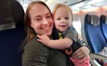 A mom and toddler in an airplane | Source: AmoMama