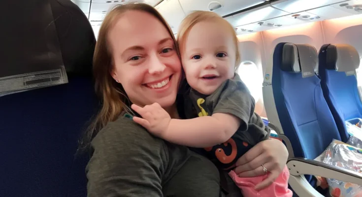 A mom and toddler in an airplane | Source: AmoMama