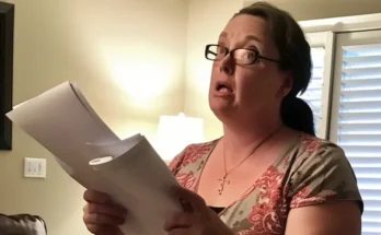 Annoyed woman holding stack of documents | Source: AmoMama