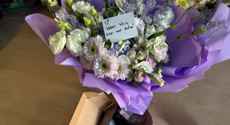 A bouquet with a note | Source: Amomama