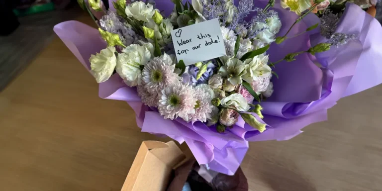 A bouquet with a note | Source: Amomama