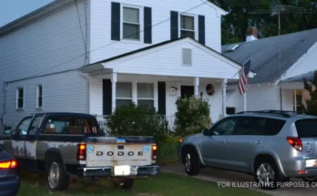 Cars parked outside a house. | Source: Flickr/Tobyotter (CC BY 2.0)