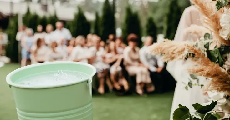 A bucket of water on a table at a wedding | Source: Shutterstock