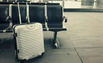 A lost suitcase in the airport | Source: Midjourney