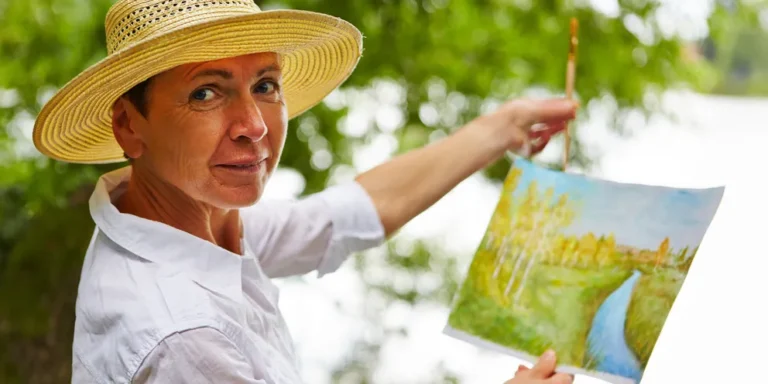 A woman painting a picture | Source: Shutterstock