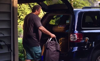 A man loading things into his car trunk | Source: AmoMama