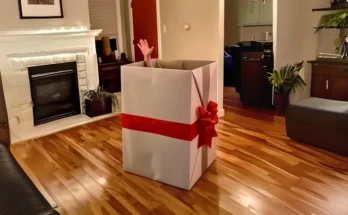 A hand sticking out of a gift box | Source: AmoMama