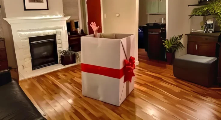 A hand sticking out of a gift box | Source: AmoMama