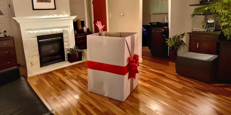 A hand sticking out of a gift box | Source: AmoMama