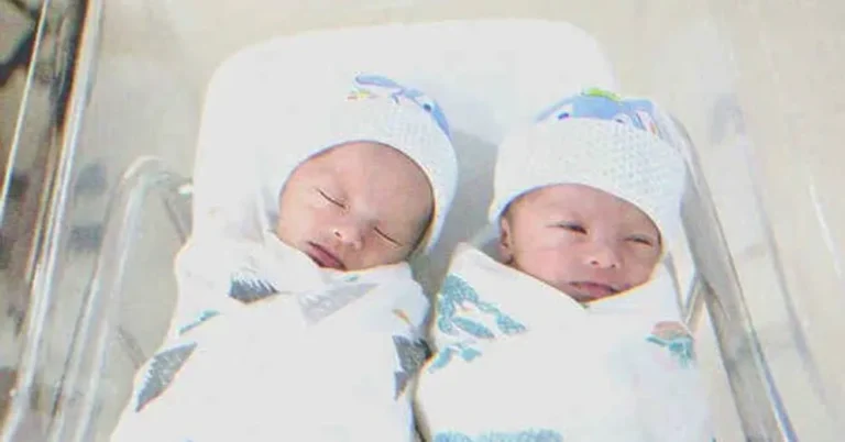 Two babies on the same crib. | Source: Shutterstock