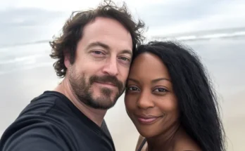 A couple taking a selfie at the beach | Source: AmoMama