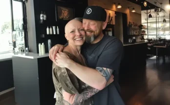 A man hugging an emotional bald woman in a hair salon | Source: AmoMama