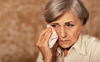 An upset woman crying | Source: Shutterstock