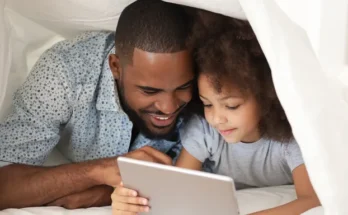 A father and daughter duo using a Tablet | Source: Shutterstock