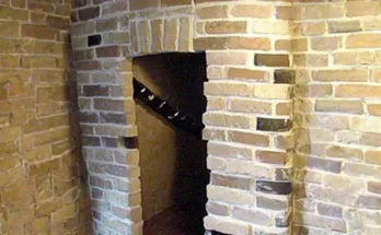 An entrance to a basement | Source: AmoMama