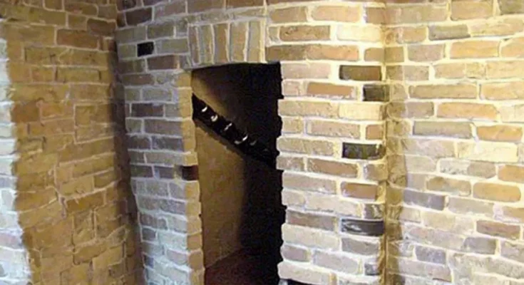 An entrance to a basement | Source: AmoMama