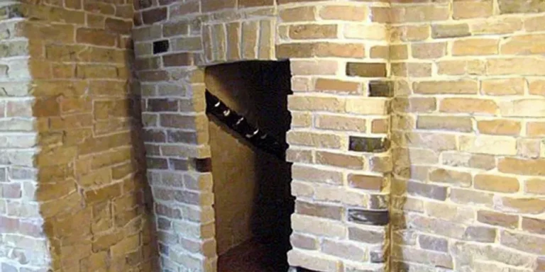 An entrance to a basement | Source: AmoMama