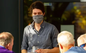 Waitress using a facemask. | Source: Getty Images