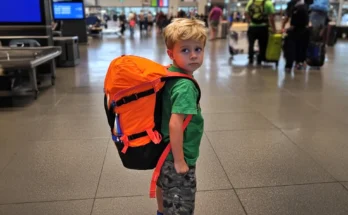 A lost boy in an airport | Source: AmoMama