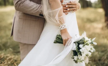 A newlywed couple | Source: Shutterstock