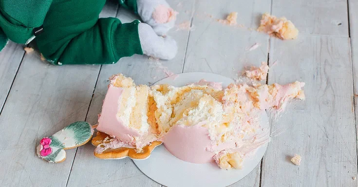 Cake having fallen on the floor | Source: Shutterstock