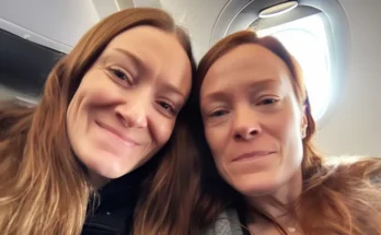 Two women sitting together on a flight | Source: AmoMama