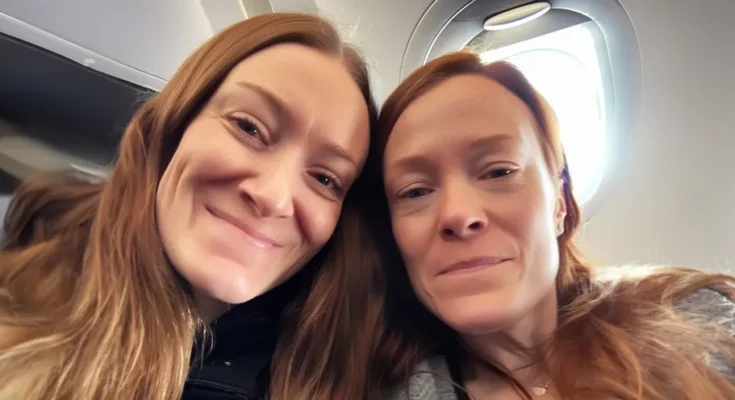 Two women sitting together on a flight | Source: AmoMama