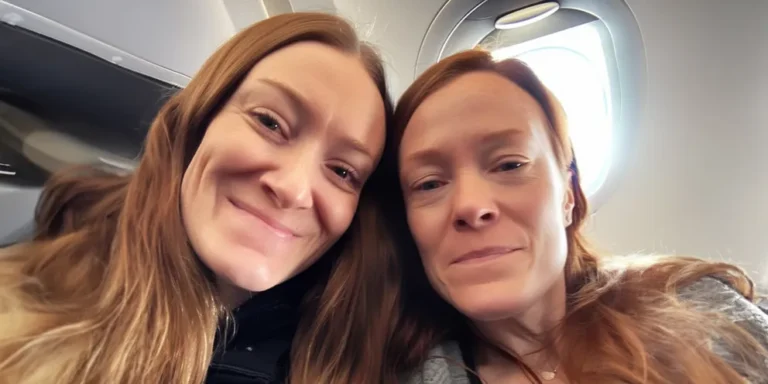 Two women sitting together on a flight | Source: AmoMama